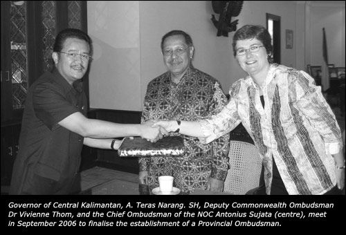 Governor of Central Kalimantan, A. Teras Narang. SH, Deputy Commonwealth Ombudsman Dr Vivienne Thom, and the Chief Ombudsman of the NOC Antonius Sujata (centre), meet in September 2006 to finalise the establishment of a Provincial Ombudsman.